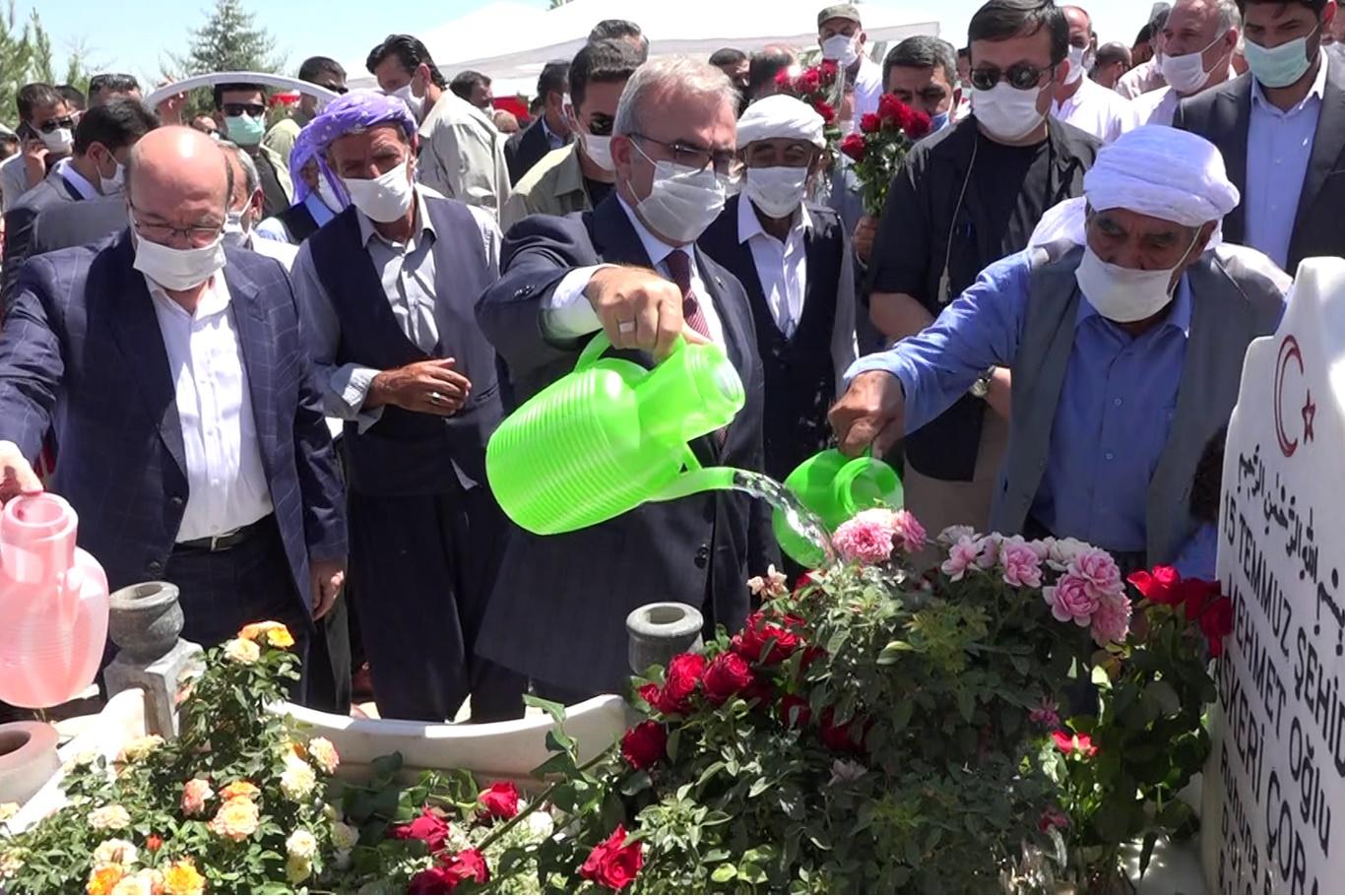 Diyarbakır’da 15 Temmuz şehitleri kabirleri başında anıldı